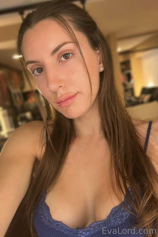 Like if you'd still suck mommy with no makeup on😌😈