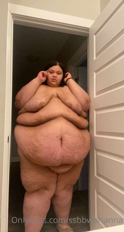 Fresh out of the shower and fat as fuck. Who wants to dry me.. 8