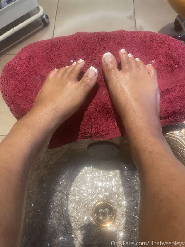 fresh pedi 💗 foot job video coming out tonight 💘😛