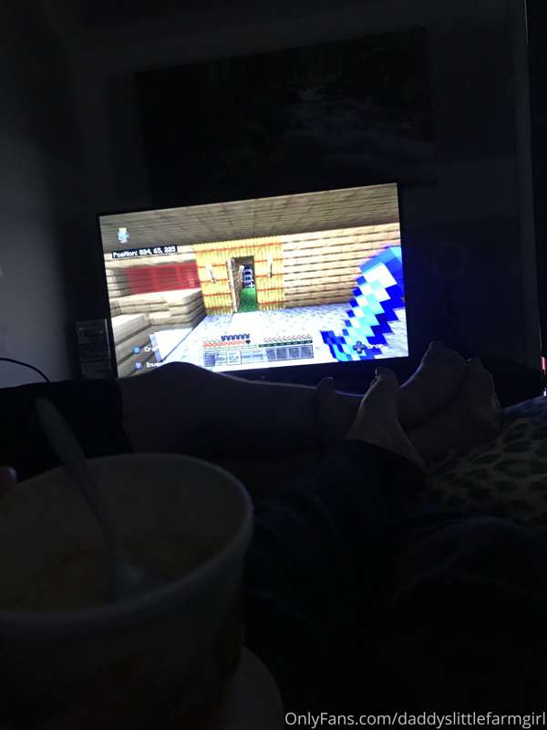 Eating icecream with daddy while he plays mine craft 🤗