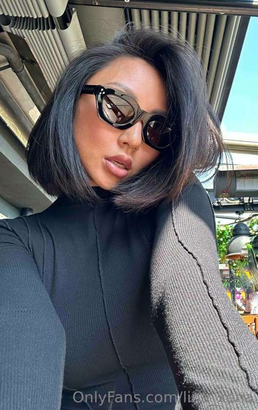 I love this black sweater 🥵 it fits my body so sexy 🔥 do you..