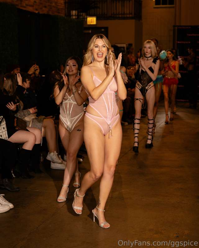 Some lingerie photos from my last show 🩷🩷 who wants to see m.. 3