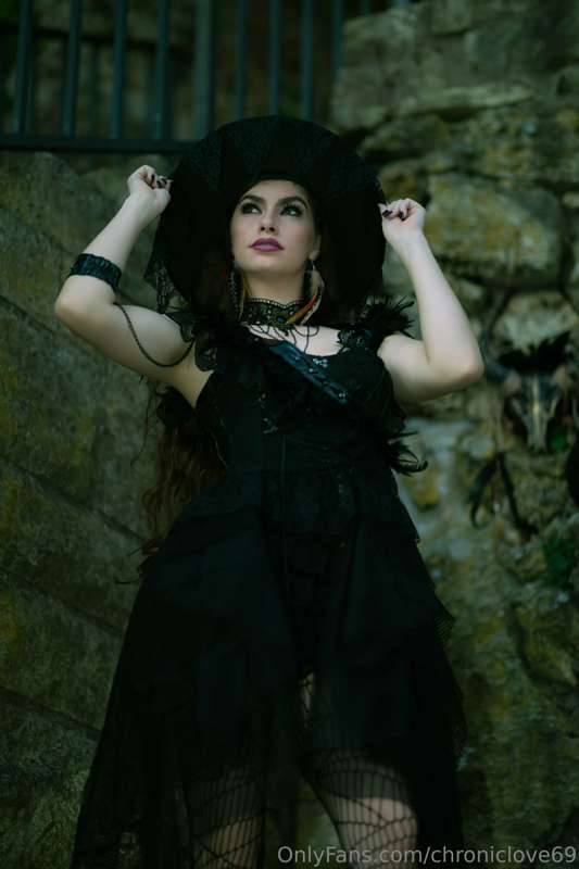 Witchy Woman 
See how high she flies 🧙‍♀️🧹🧹 4