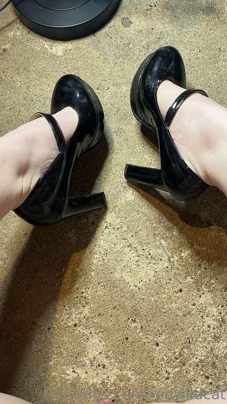 Bare feet or in heels ? 1