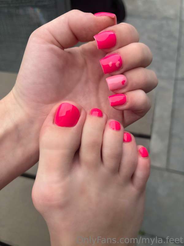 New pedicure, happy girl 😏💖