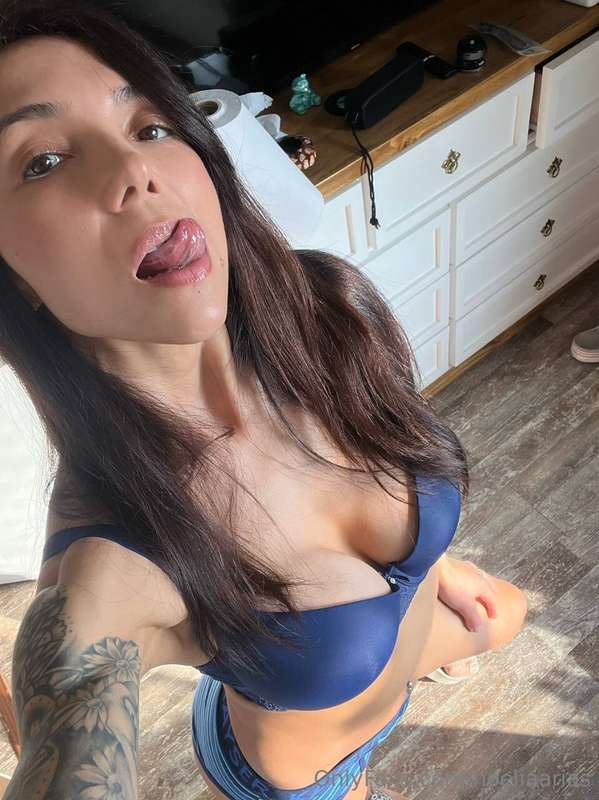 Feliz inicio de semana para los amantes de la sensualidad😏💋