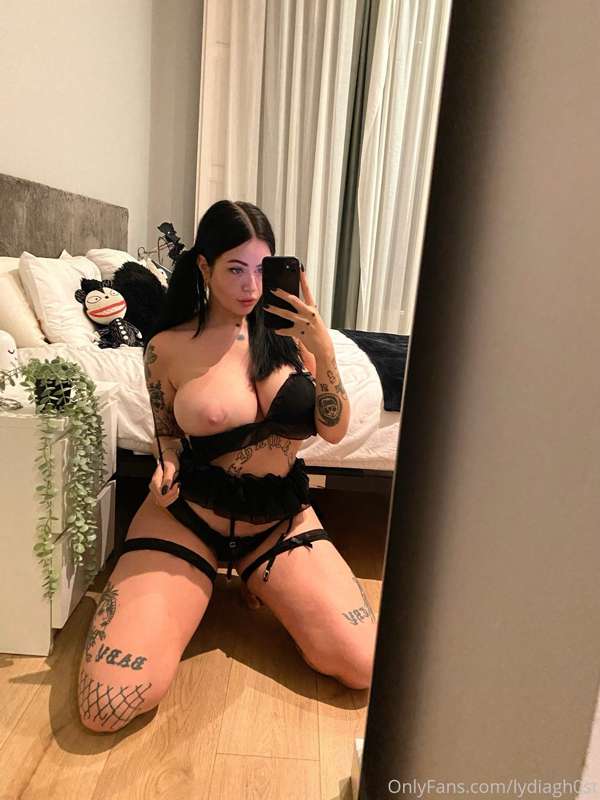 Tell me I’m pretty while you watch me undress and play with .. 7