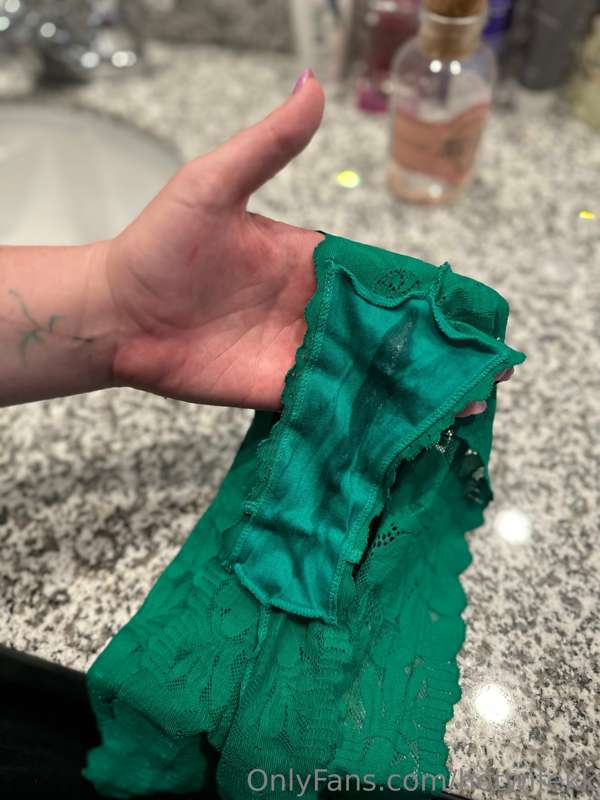 This is a mixture of 5 different guys leaking out of me on t..