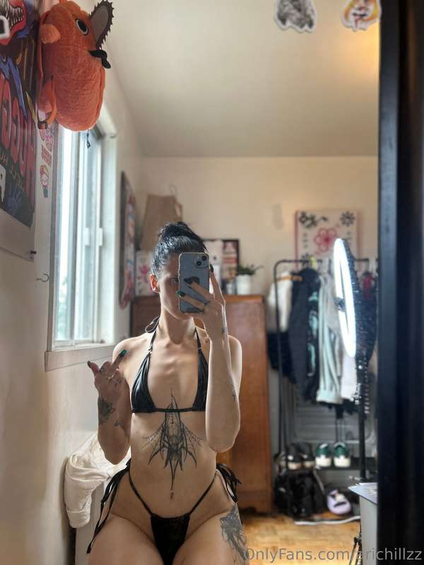 Welcome to my page, i'm gonna post locked video and photo so..