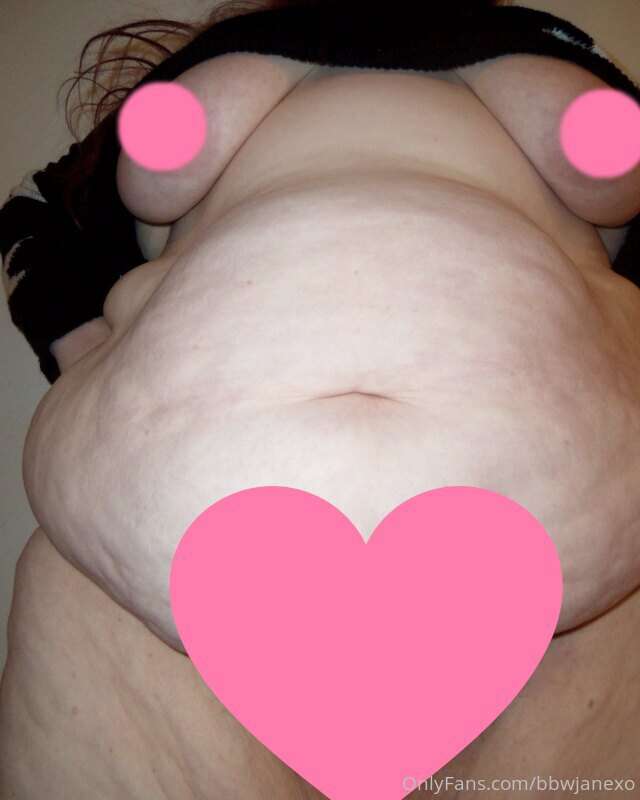 😻 Unlock to see a close up ***fupa*** shot!