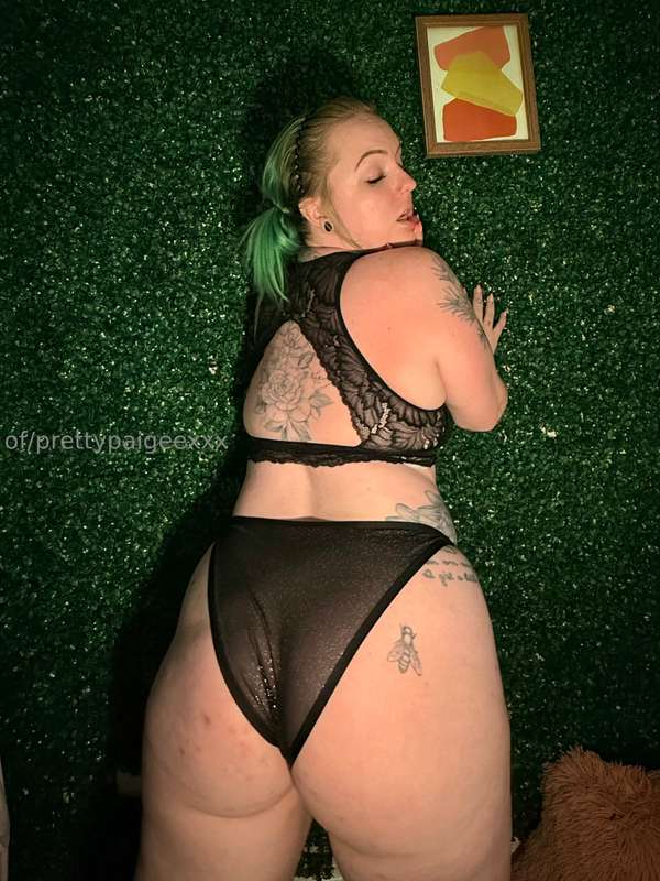 happy hump dayyyy 🍑🍑  2
