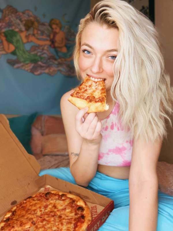 pizza night in with me? 🍕 2