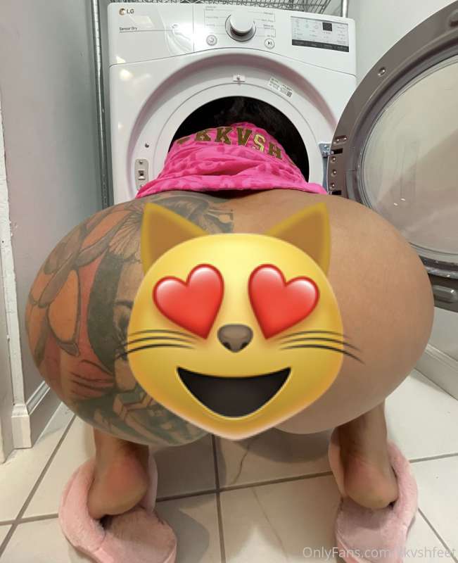 Unlock to see Pussy pics in the Laundry room 🐱💦 🧺