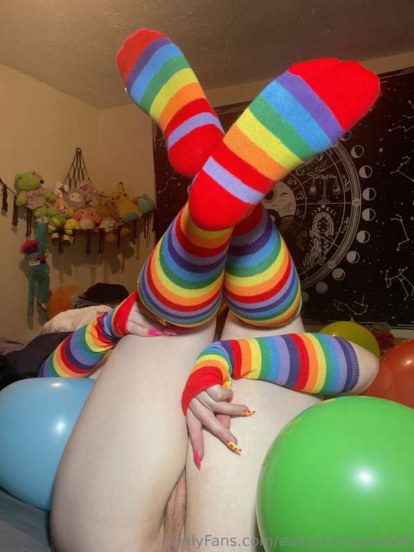 Clown footjob? 🤭 3