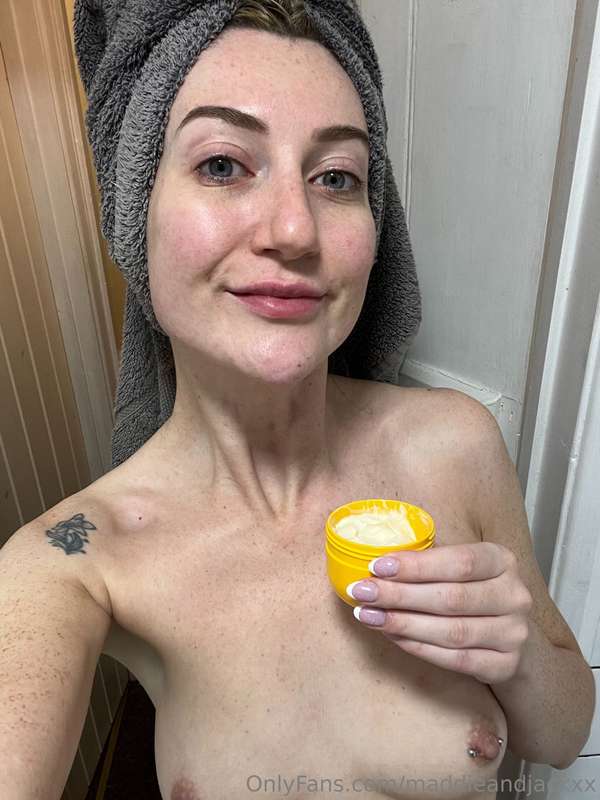 A very kind fan sent me this gift, a hydrating moisturiser f.. 2