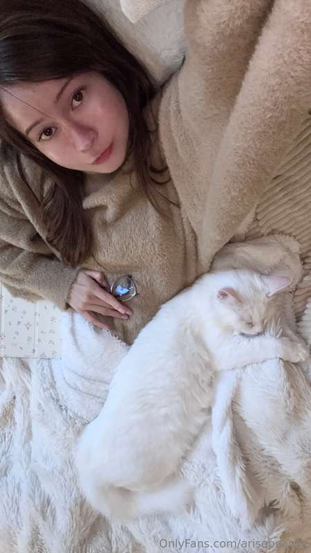 Yuki with those mesmerizing eyes is my sweetest furry pal 💙💚..