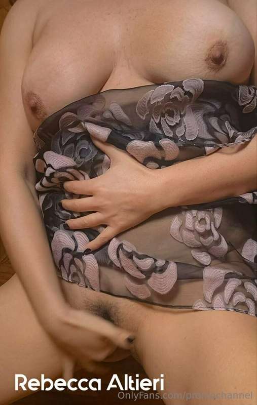 Sono Rebecca la milf dei tuoi sogni... elegante e porca 💦 In..