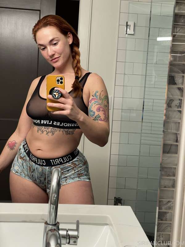 First bathroom mirror selfies in my new house 🥰 3
