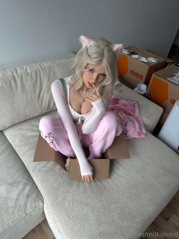 waiting for u to cum home to me 🐱