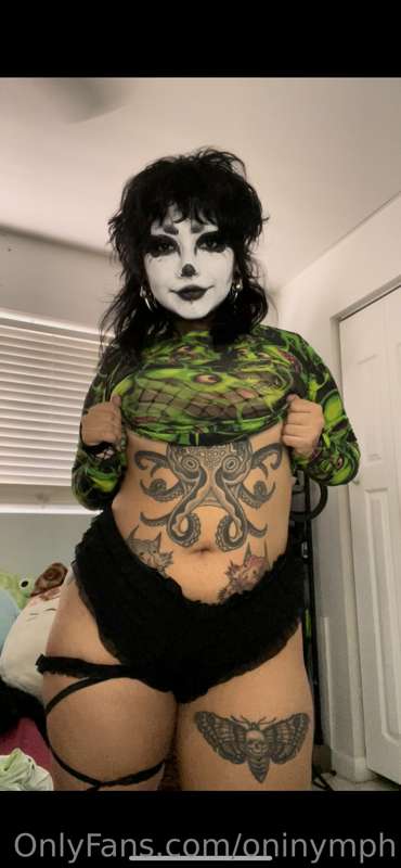 I rlly like doing odd clown makeup 😖🖤 7