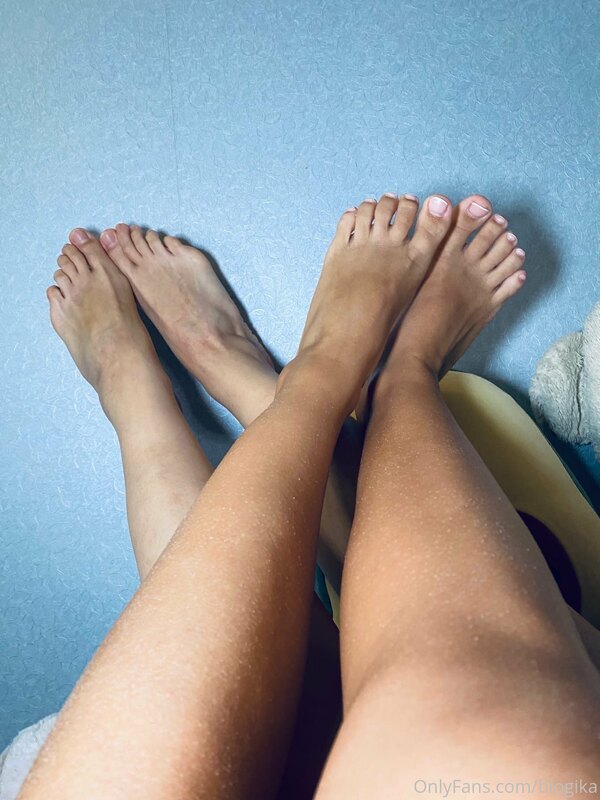 Whose legs do you like best?
Tanned or white? 3