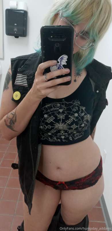 Took some sexy pictures while at work 😘😘😘