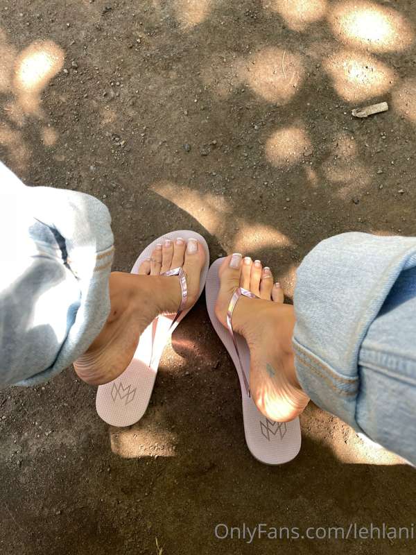 Going in for a new mani/pedi today 🌸 keeping it fresh I wann.. 1