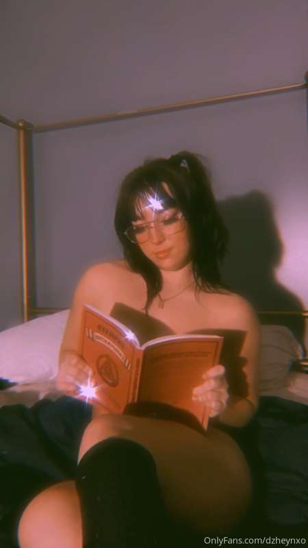 What have you been reading during quarantine? 🖤💫 4