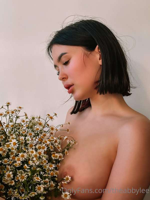 My hot breasts next to cute flowers😏🔥
