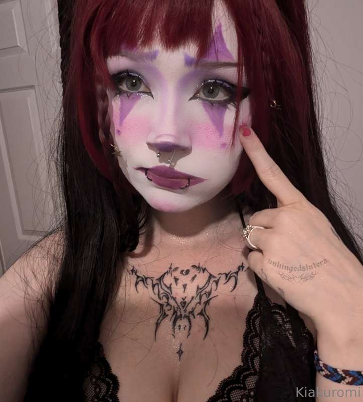 Wanna play w me? We could be silly together and make a mess .. 2