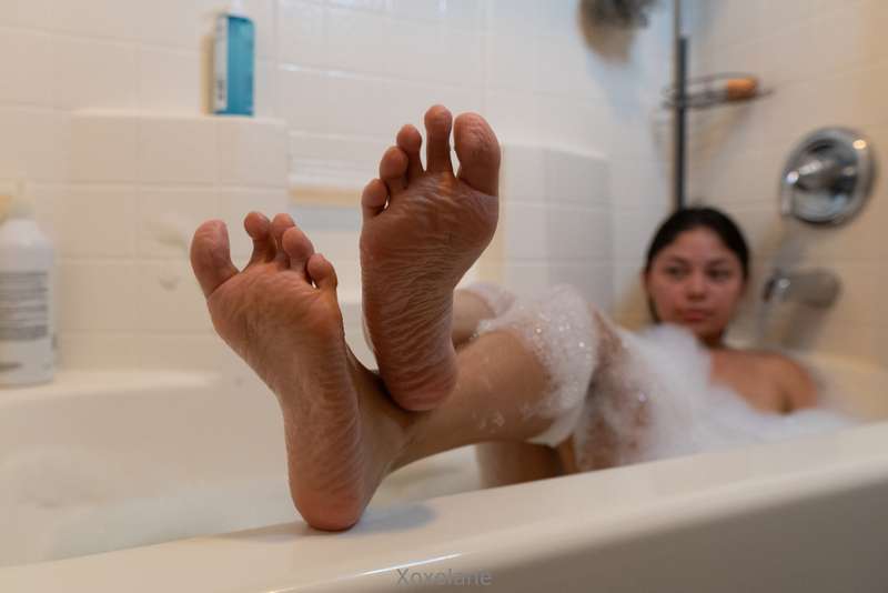 In the mood to give you a footjob 👣