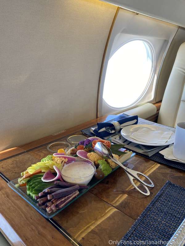 the 2nd best snack you can have on a plane hahaha can you gu..
