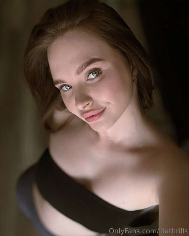 Drown in my eyes, feel how soft my skin is, just give in to ..
