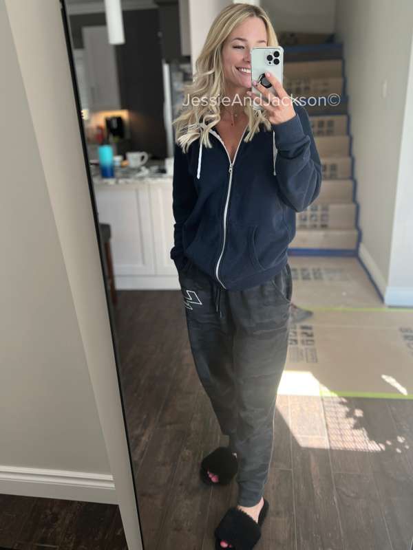 **Lazy Saturday morning at our place** 🥰
Forever stealing Ja..