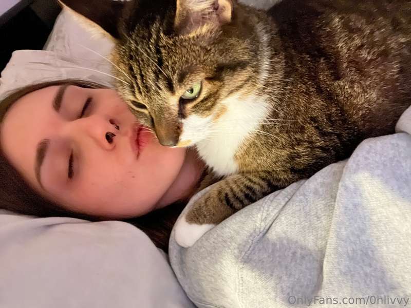 me and my lil guy, alphonse💖 i’m so sleepy today and my abs ..