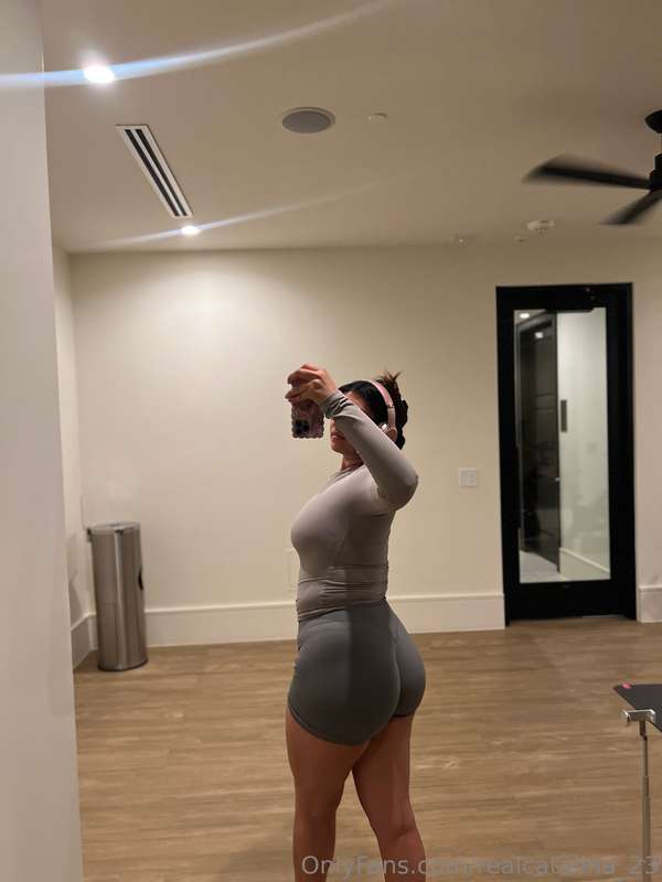 Post workout outfit can you guess what color thong I’m weari..