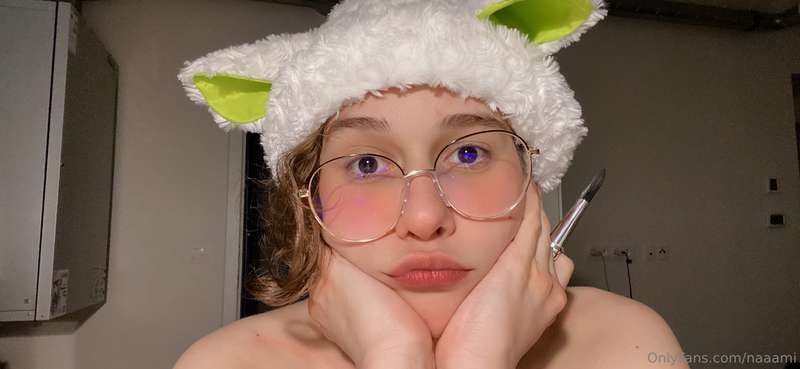 How do you like my hat 😇  @naaami