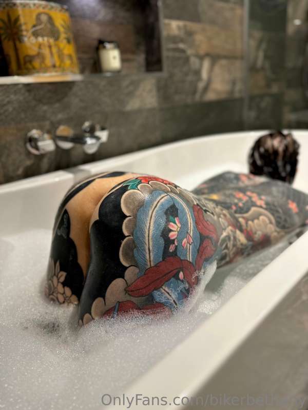 Can you eat me out in the bath like this please daddy? 💦