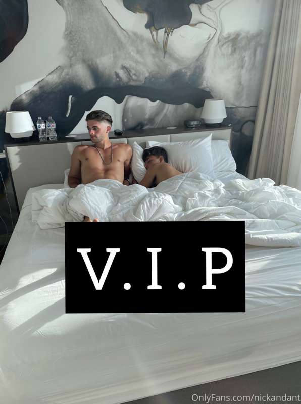 Want to get closer to us? 🙊🥰  Tip $100 to join our VIP! 👇🏼  ..