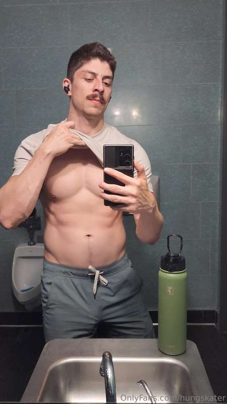 Just finished getting my cock sucked in this bathroom. Headi.. 5