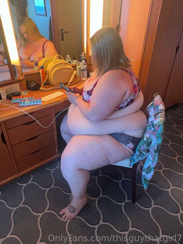 Check out these candid shotz of Britt putting on her makeup!.. 12