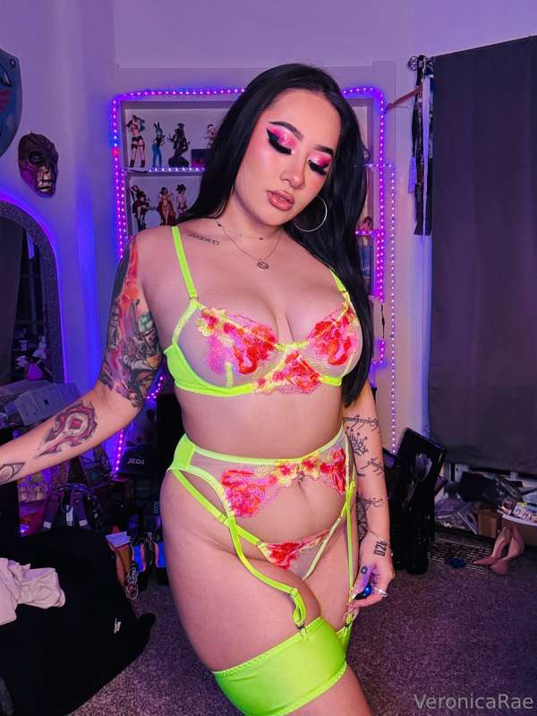 neon dreamzzzz set 💚🩷Pick your favorite photo from the set! .. 5