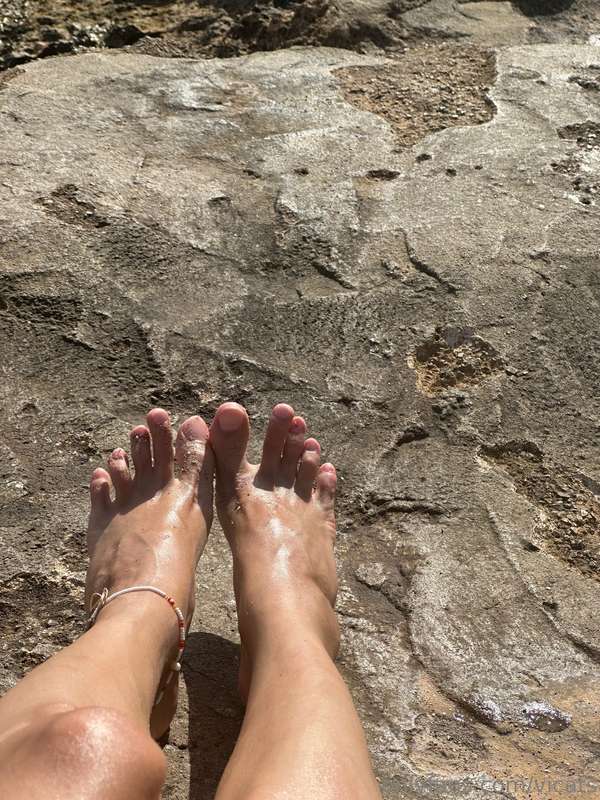 How do you like my legs? Little crabs tried to bite my toes ..