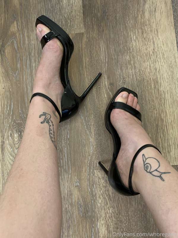 I know you bitches want to slobber all over these feet 🦶 2