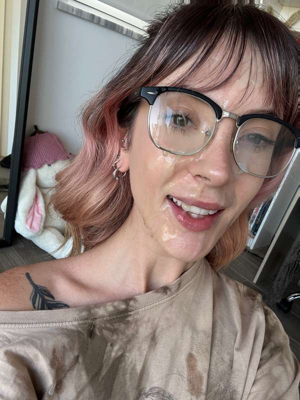 glazed in glasses 🤤 ‘like’ if you wanna see the vid… 😏  6