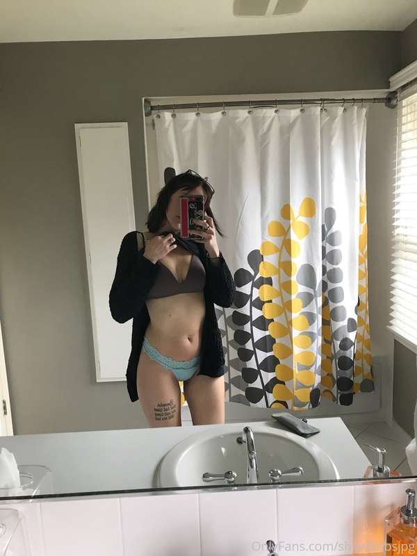 look at baby bobs circa 2018 with her no tatted tummy and sh..