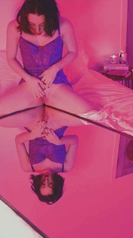 Could you handle two of us? 💋 2