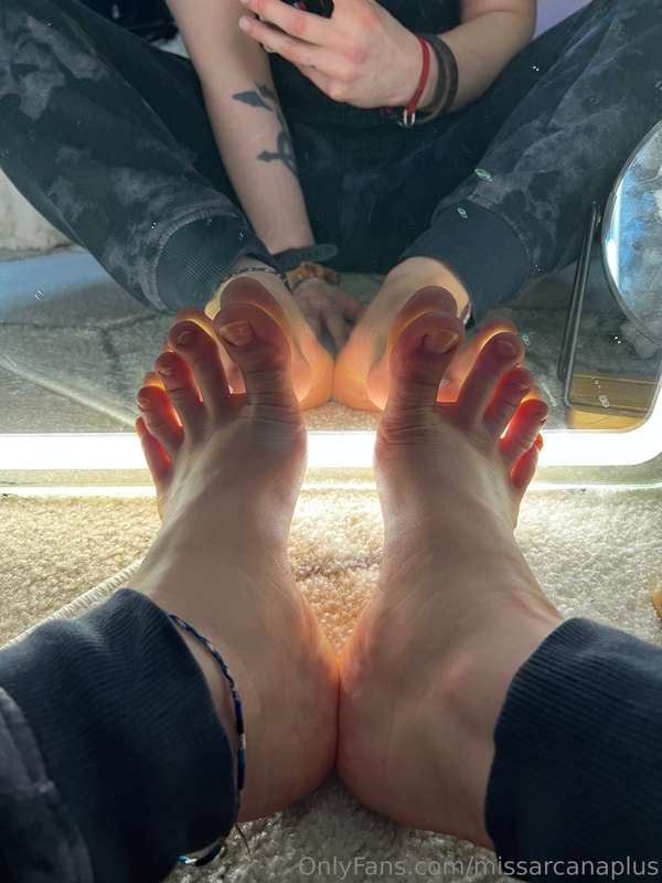 Some quick mirror feet <3 3
