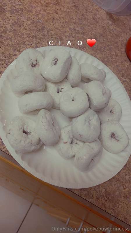 Tried these mini powdered donuts today and they’re so gooooo.. 2