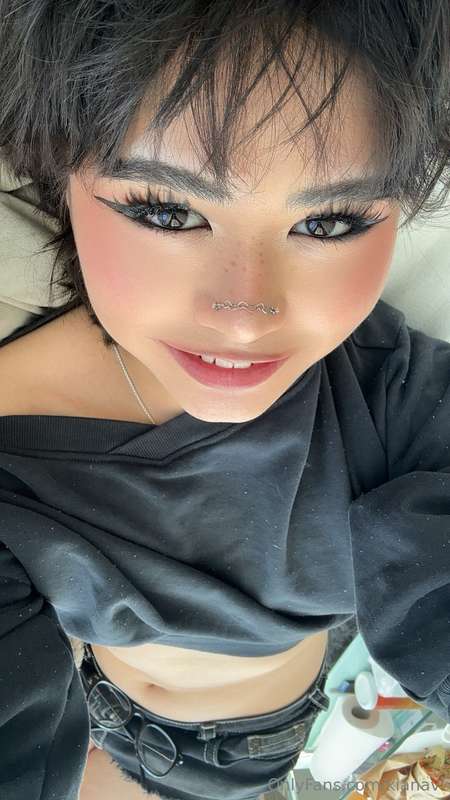just finished my makeup, do u like it? :] sometimes I wonder.. 3